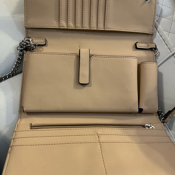 Guess Wallet - Picture 9 of 16